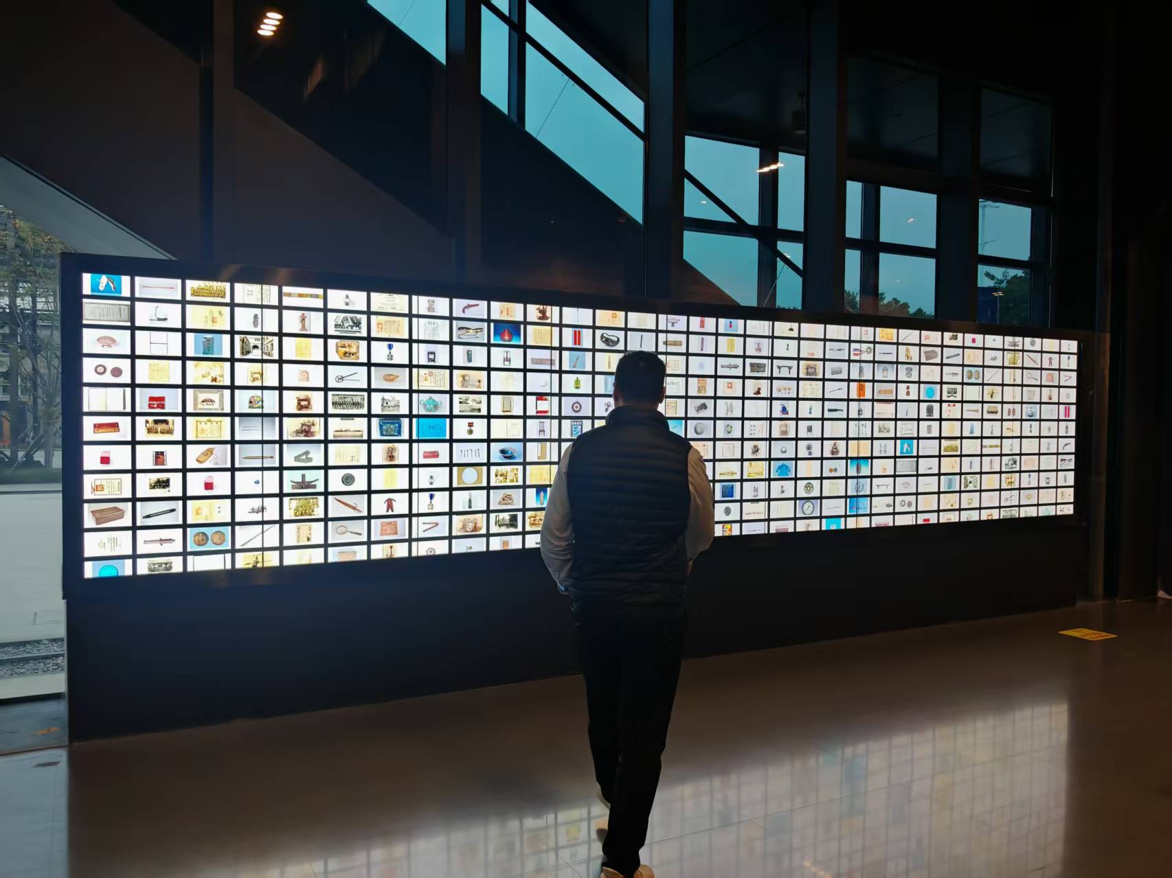 触摸互动照片墙软件-瀑布流照片墙软件-商场大屏互动墙软件